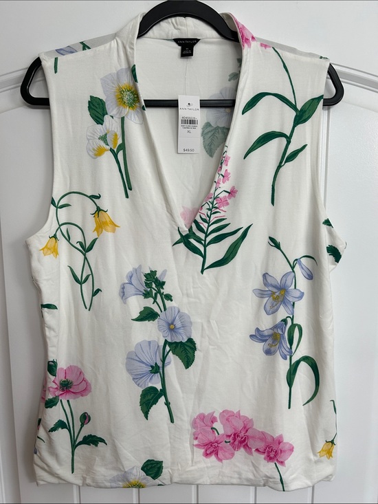 Ann Taylor Tops - NWT Ann Taylor White Sleeveless Floral V-Neck Tank butter soft!